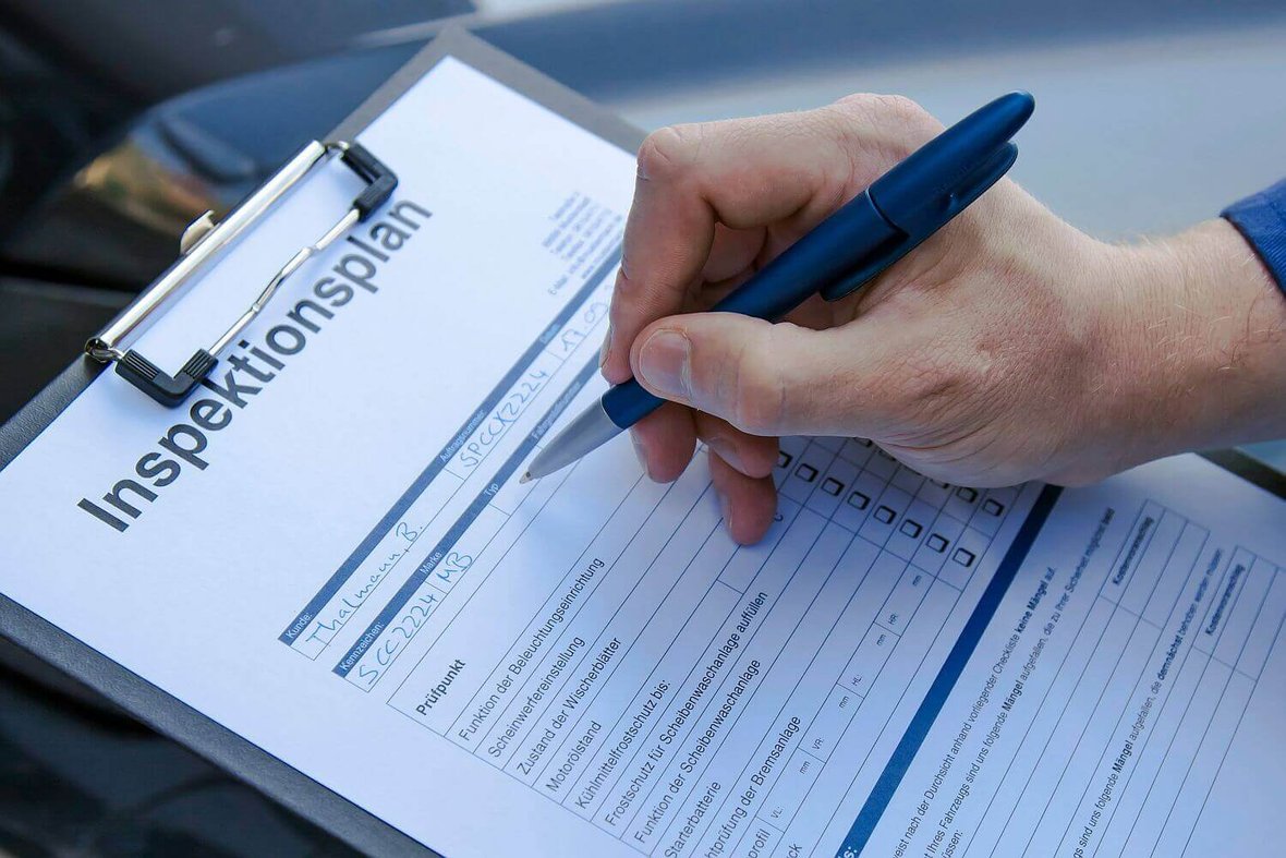 Inspektion Ein Klippboard mit eine Checkliste auf der Punkte abgehagt werden.